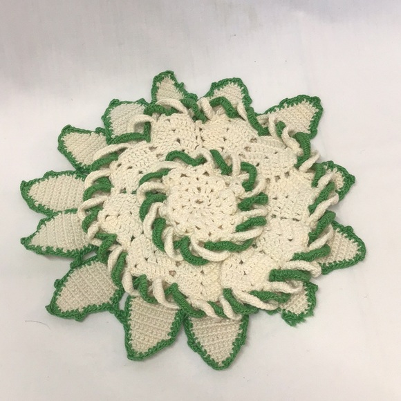 Vintage doilies Green trimmed cream or ecru off white Handmade set crochet - Picture 7 of 7